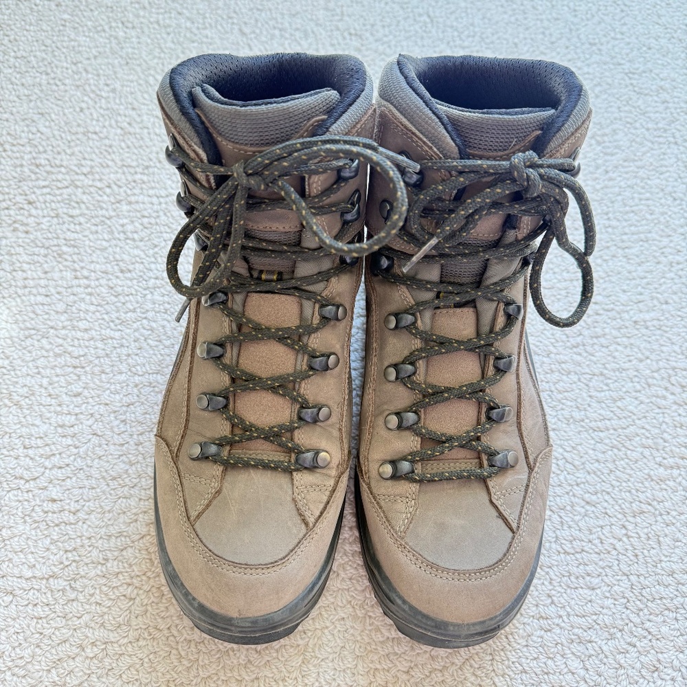 Women's Lowa Renegade GTX Hiking Boots in Stone